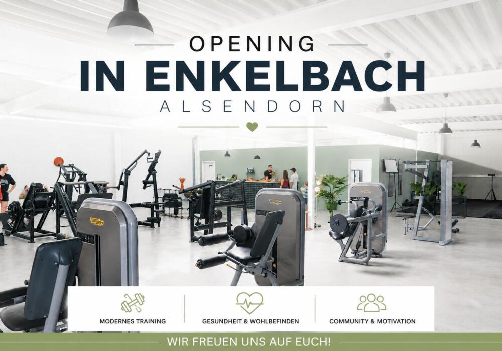 Modernes, helles Fitnessstudio mit Trainingsgeräten und großer Schrift „Opening in Enkenbach Alsendorn“ als Ankündigung zur Neueröffnung.