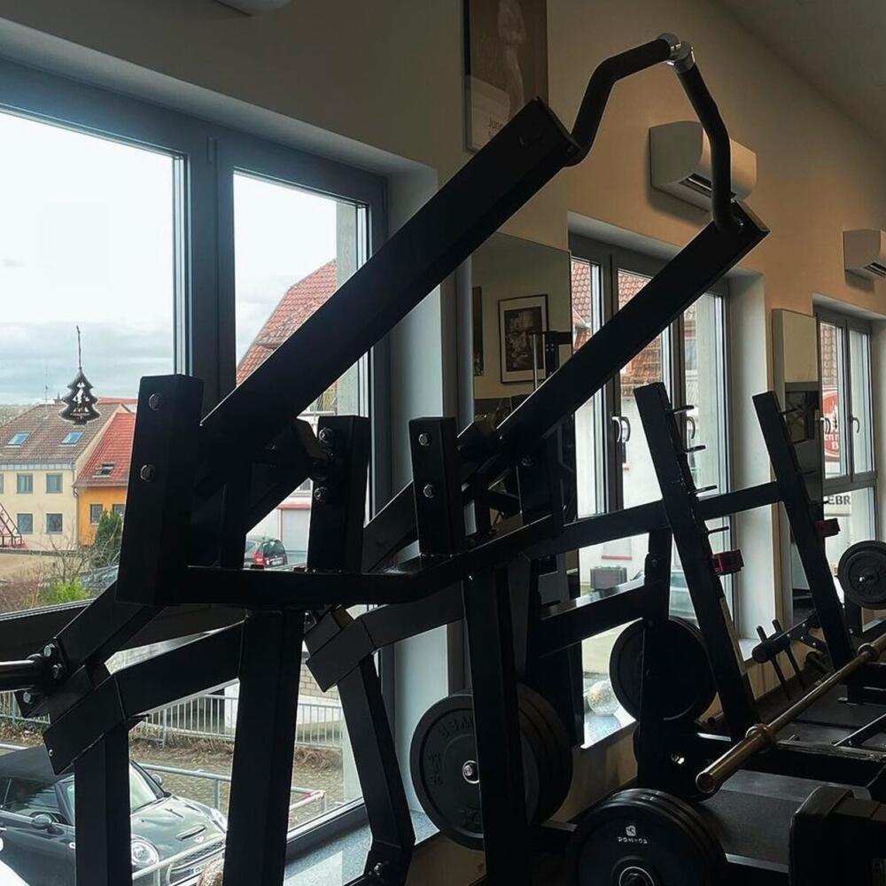 Beinpressen und moderne Fitnessgeräte im hellen Trainingsbereich des Fitnessstudios Eisenberg.