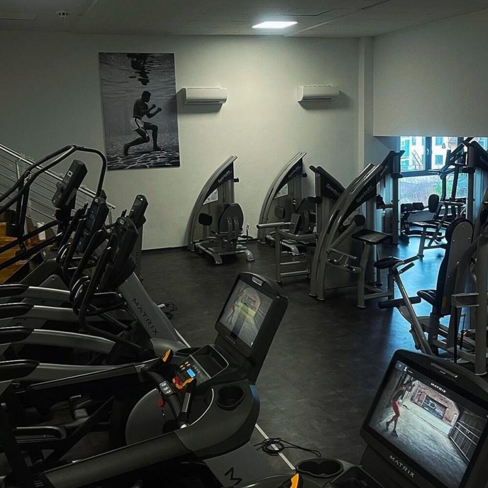 Cardio- und Kraftgeräte im Legends Gym Eisenberg – modernes Gym für effektives Training.